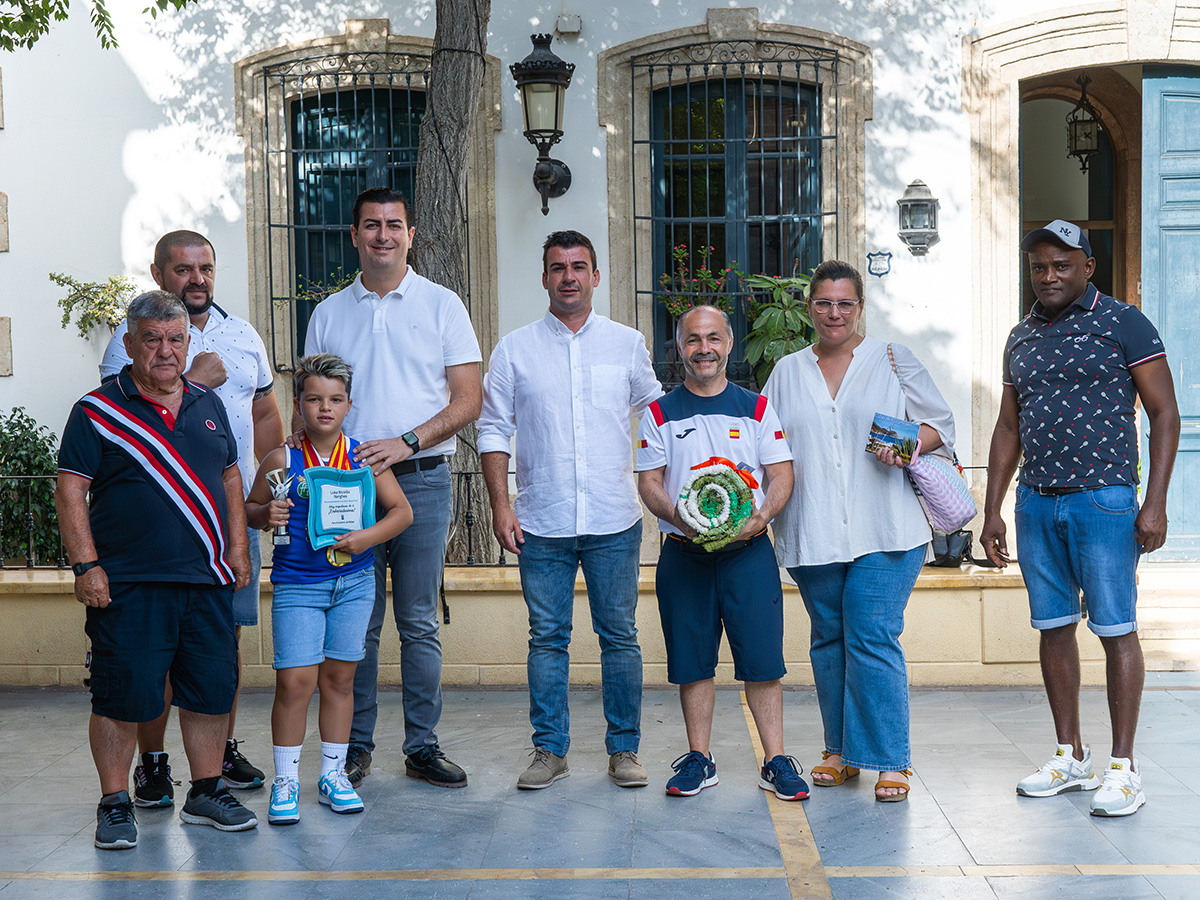 El Ayuntamiento de Níjar recibe al campeón de España de boxeo prebenjamín