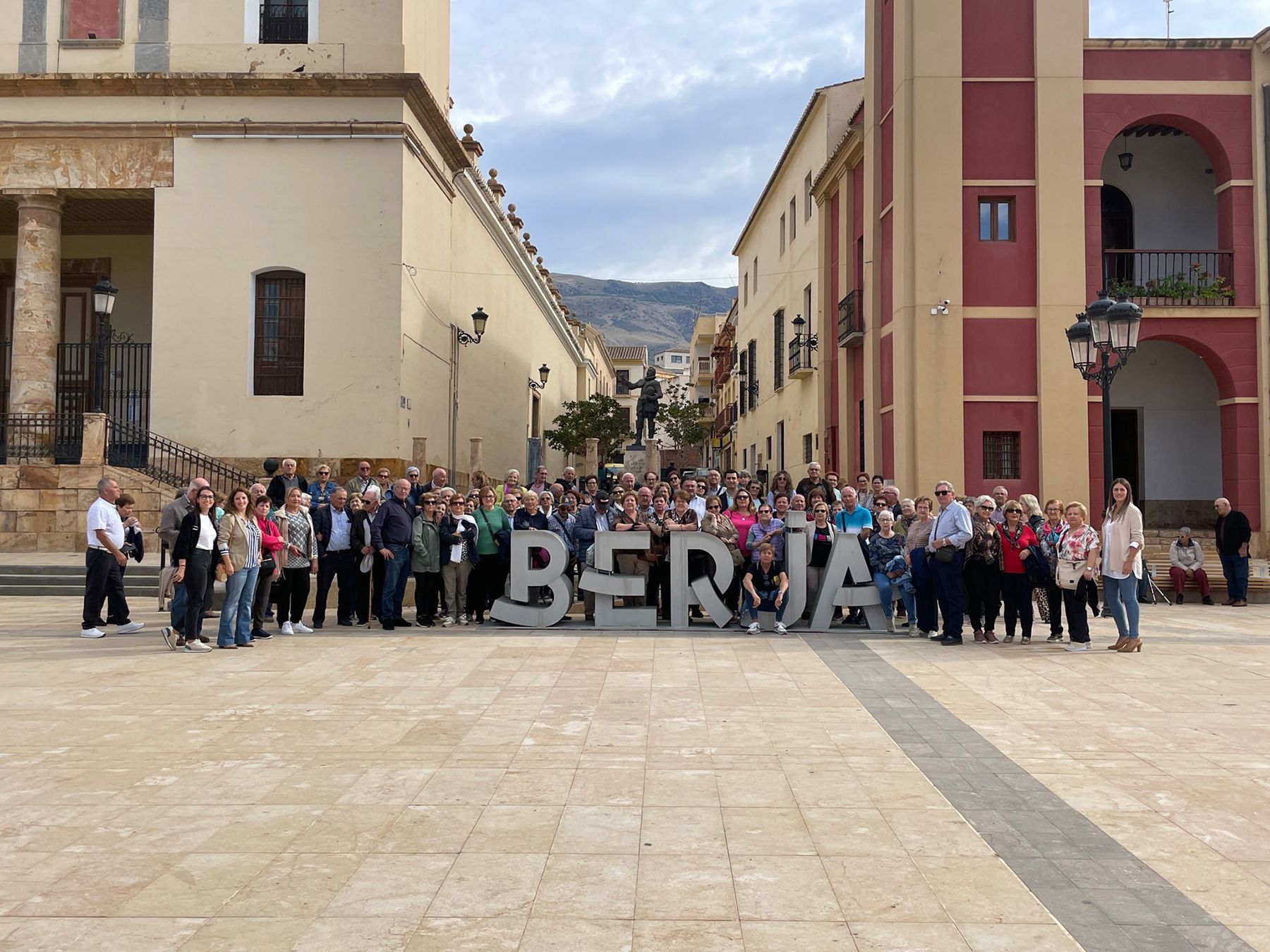 El alcalde José Francisco Garrido acompaña a más de un centenar de mayores nijareños en su visita a Berja