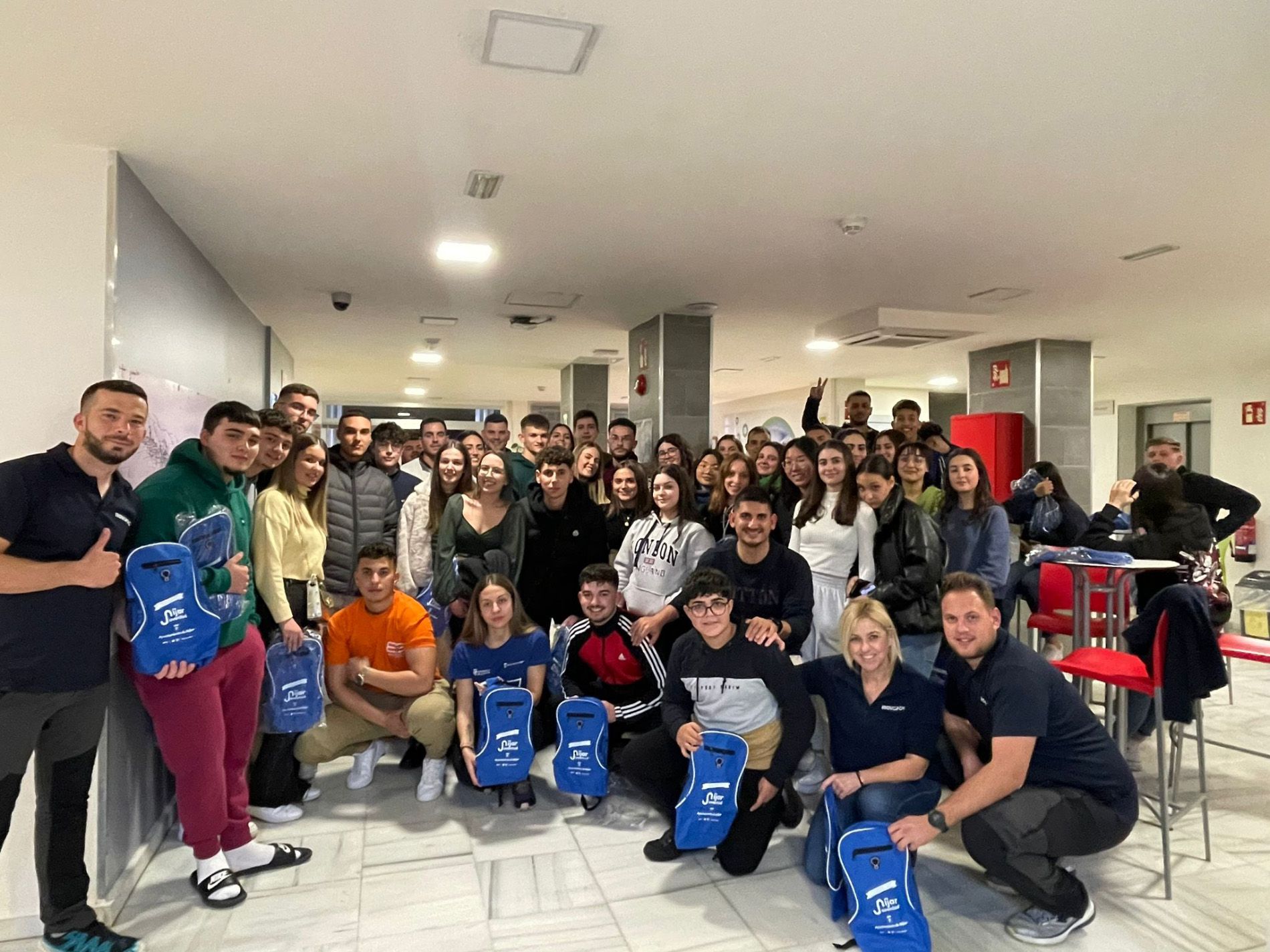 Jóvenes de Níjar disfrutan de un fin de semana en Sierra Nevada aprendiendo a esquiar y disfrutando del ‘snowboard’