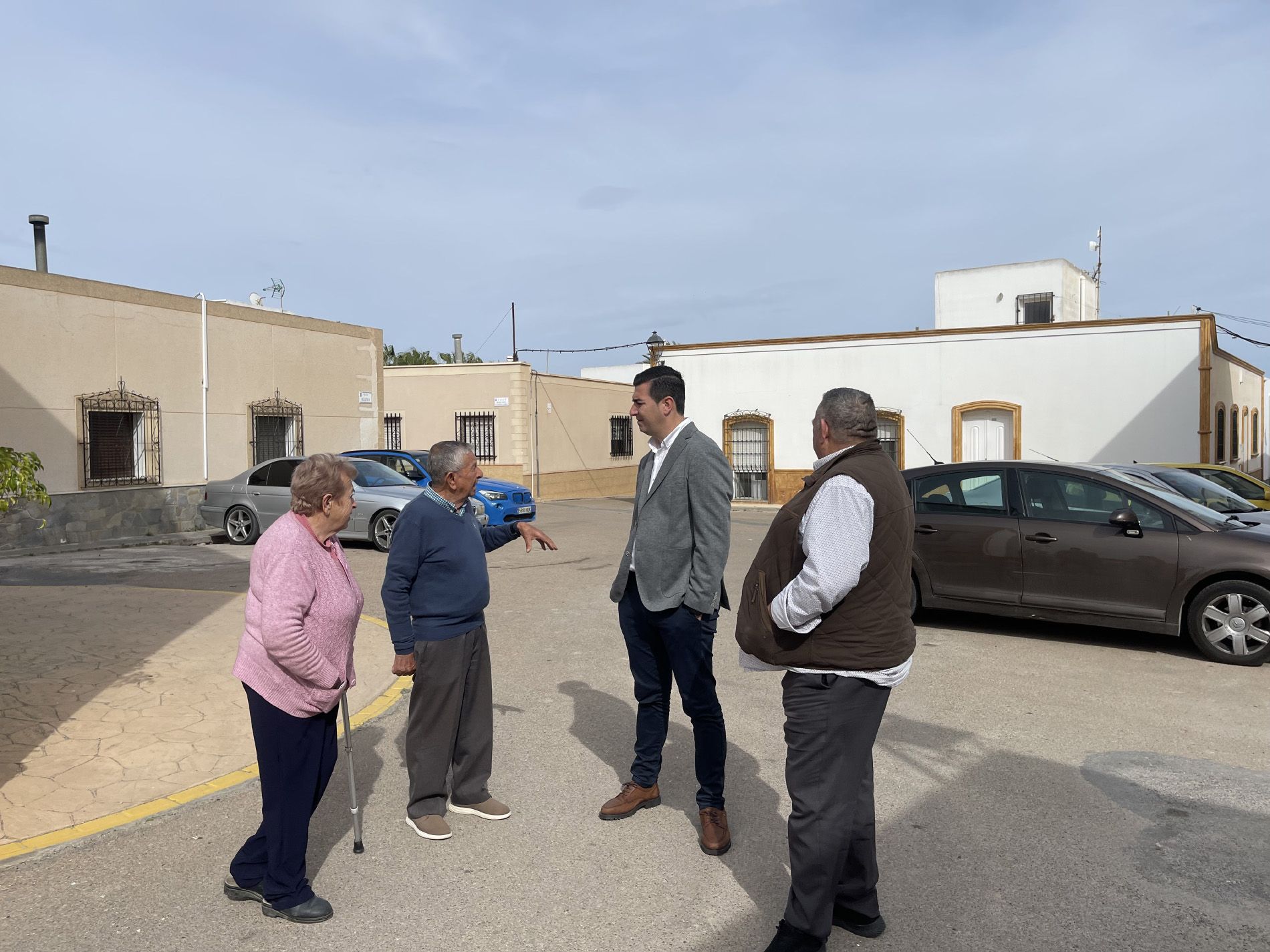 El alcalde de Níjar visita el núcleo de Fernán Pérez