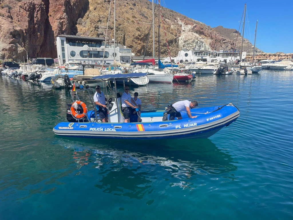 El Ayuntamiento de Níjar vuelve a desplegar la patrulla marítima para reforzar la seguridad en las playas durante todo el verano