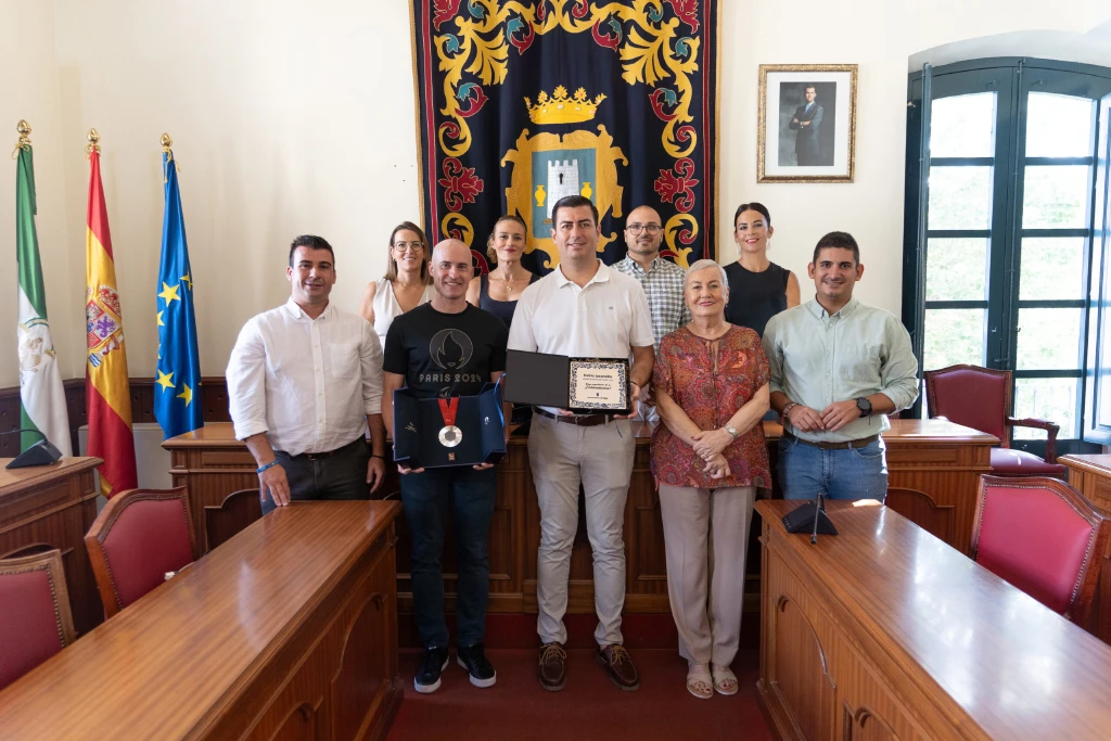 El Ayuntamiento de Níjar reconoce la exitosa carrera del medallista paraolímpico Pablo Jaramillo