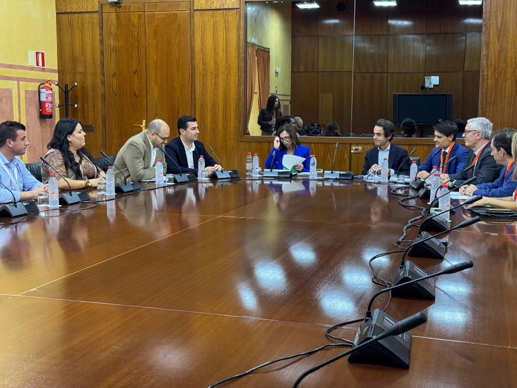 El alcalde de Níjar se reúne con la consejera de Fomento