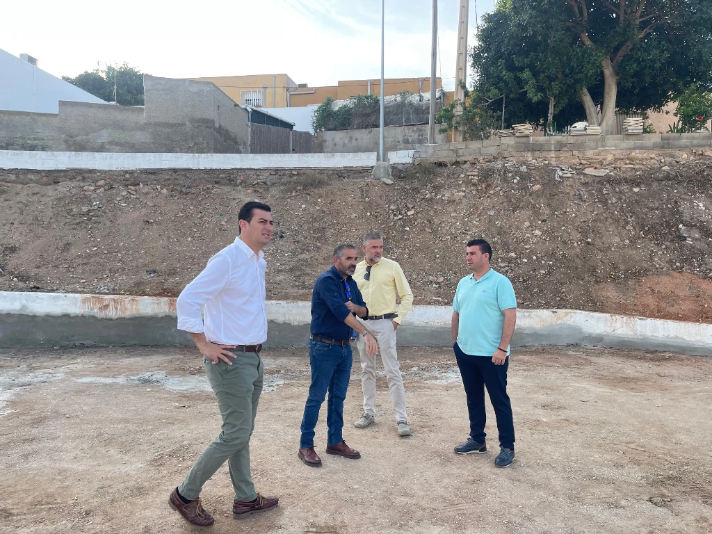 Obras en Barranquete para habilitar pistas polideportivas y para regenerar la zona junto a Cuevas de Lino