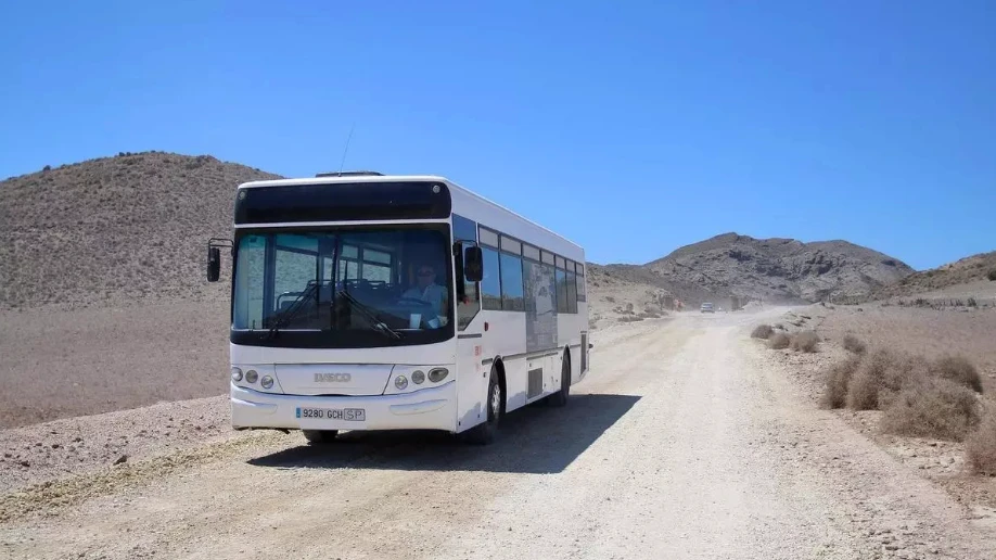 Níjar anima a utilizar el transporte público hasta las playas de Genoveses, Barronal y Mónsul