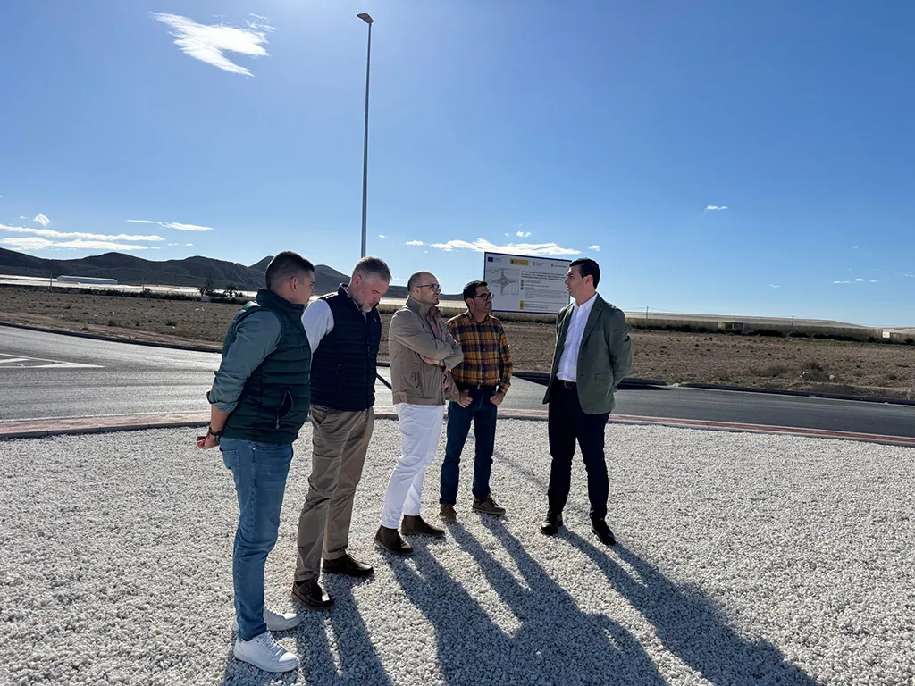 La nueva glorieta del Cautivo ya es una realidad: mejora la seguridad vial en un ‘punto negro’ para el tráfico en el Campo de Níjar