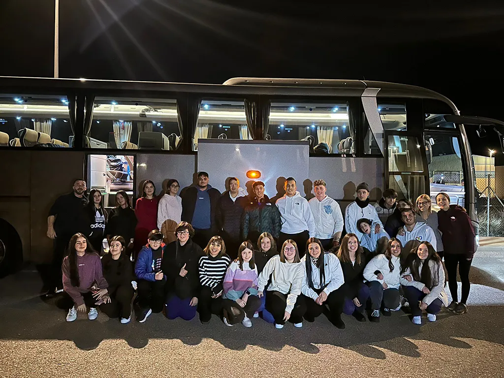 Una treintena de jóvenes nijareños recibidos por el alcalde de Oviedo